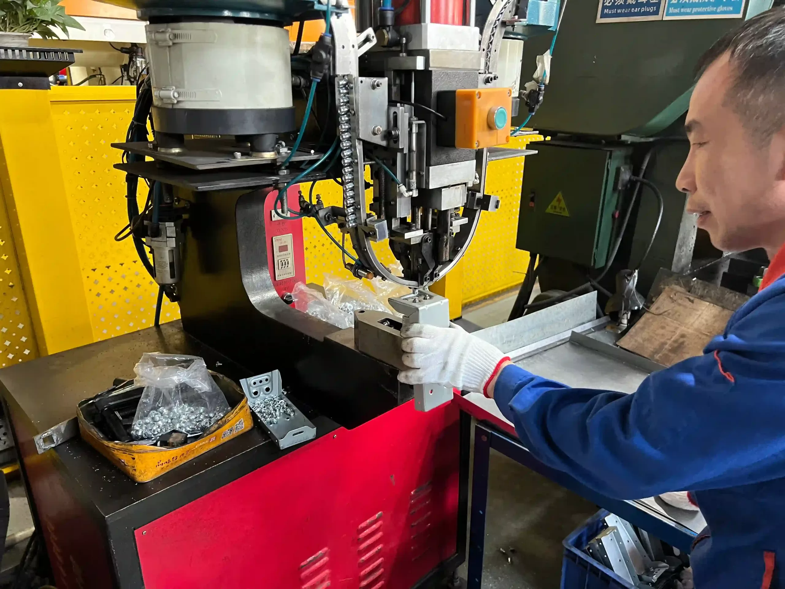 Clinching operation scene