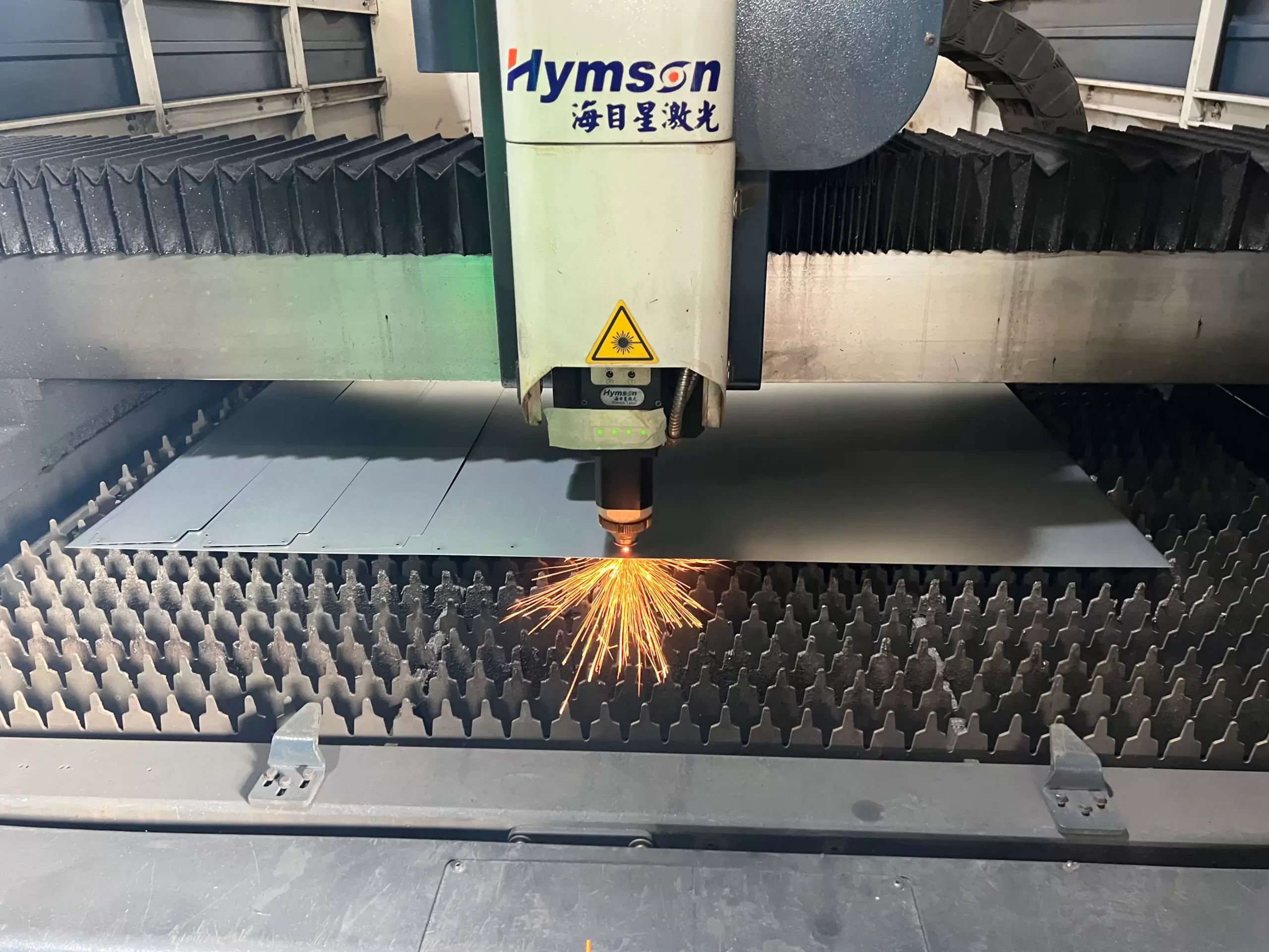 Laser cutting process with sparks 2