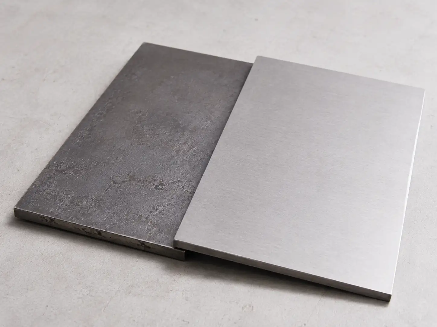 Comparison of hot-rolled and cold-rolled carbon steel sheet surface finish and flatness
